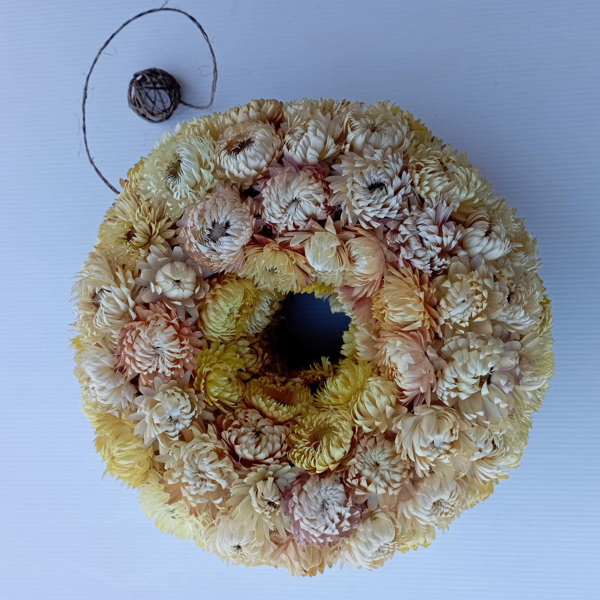 Couronne de deuil ronde en immortelles séchées crème et jaune, faite main