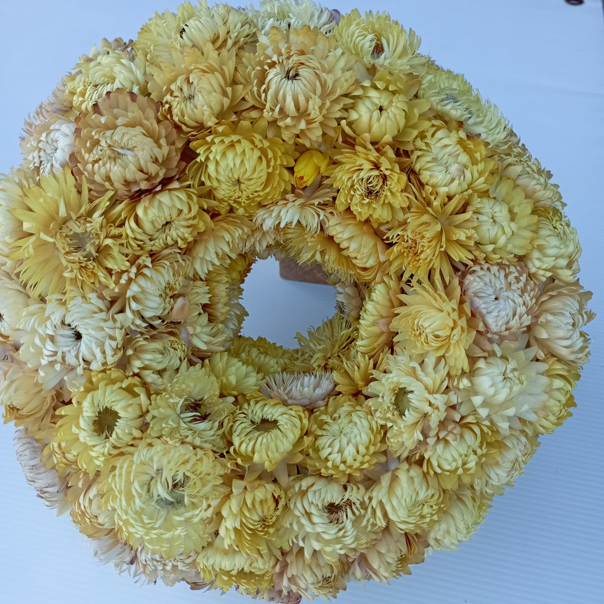Couronne de deuil en immortelles séchées jaune, vue d'ensemble, faite main en Bourgogne